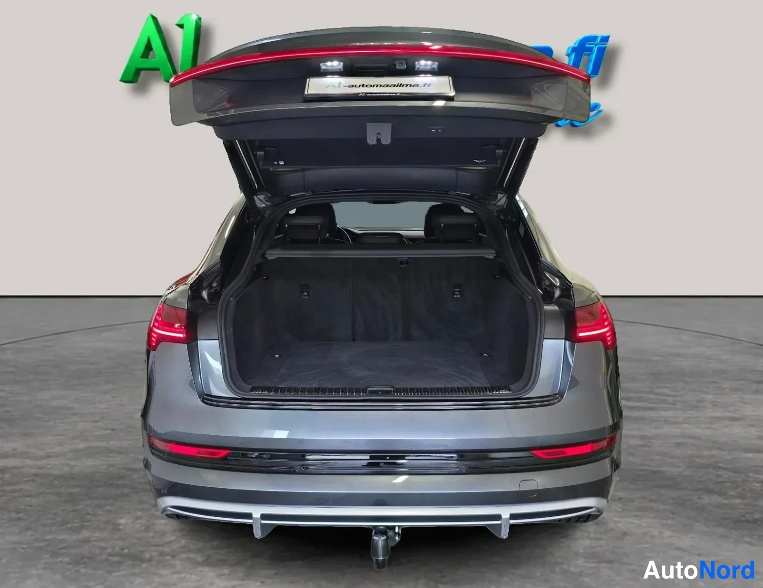 Takaa: Audi e-tron takaa avoimella tavaratilalla ja vetokoukulla