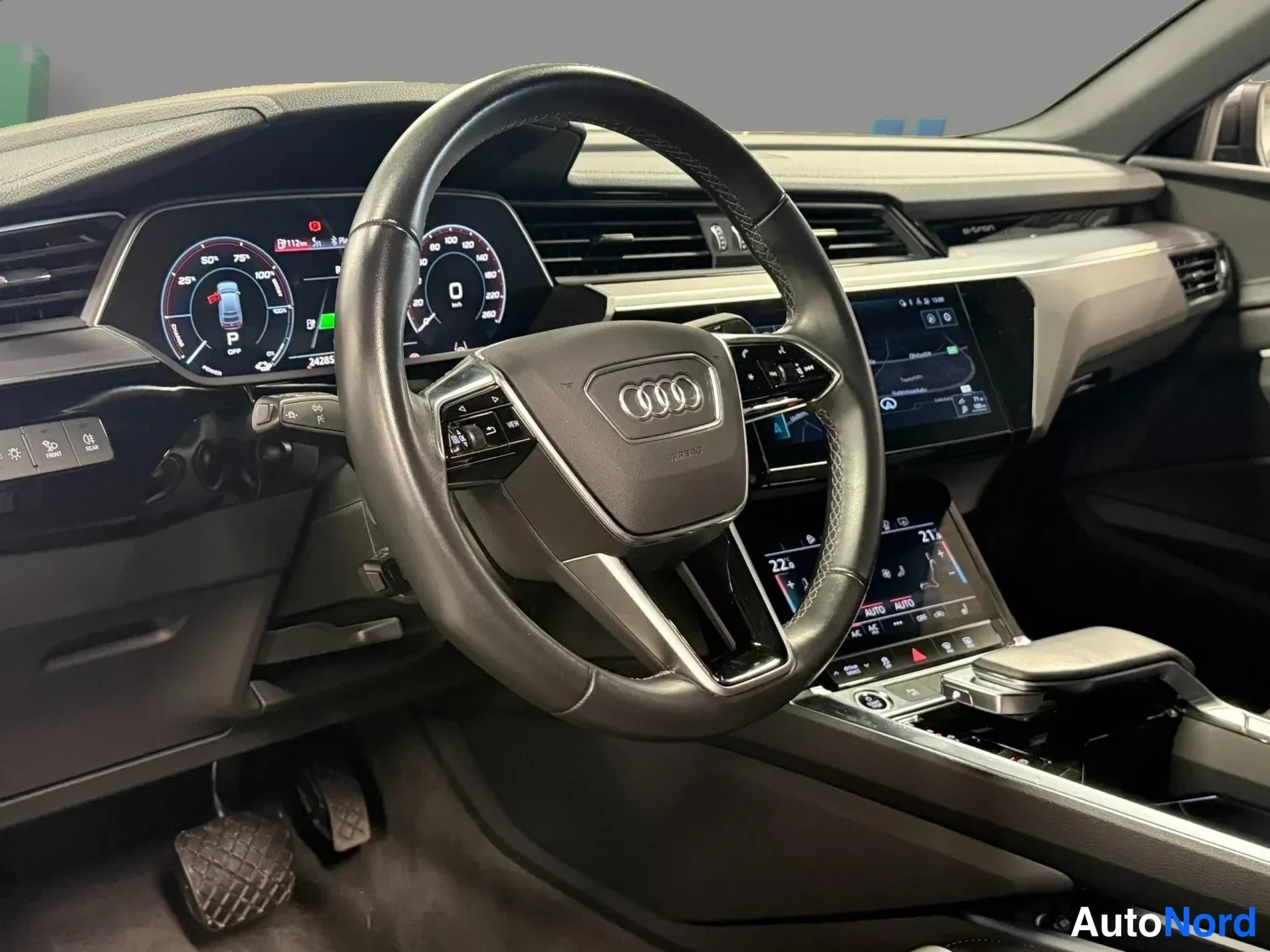 Muu: Audi-ohjauspyörä, digitaalinen mittaristo ja keskusnäytöt, vaihdetulla matkamittarilla 34285 km.