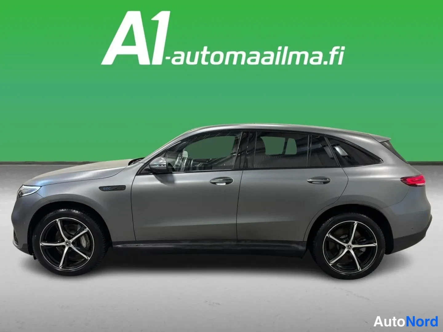Sivulta: Hopeanharmaan Mercedes-Benz EQC -maasturin vasen sivuprofiili studiovihreällä taustalla.