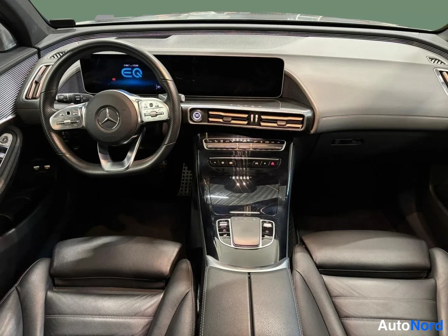Muu: Mercedes-Benz EQC:n kojelauta ja keskikonsoli: infotainment-näyttö, joka näyttää EQ-tunnukksen, ilmastointisuuttimet ja kosketusohjaimet.