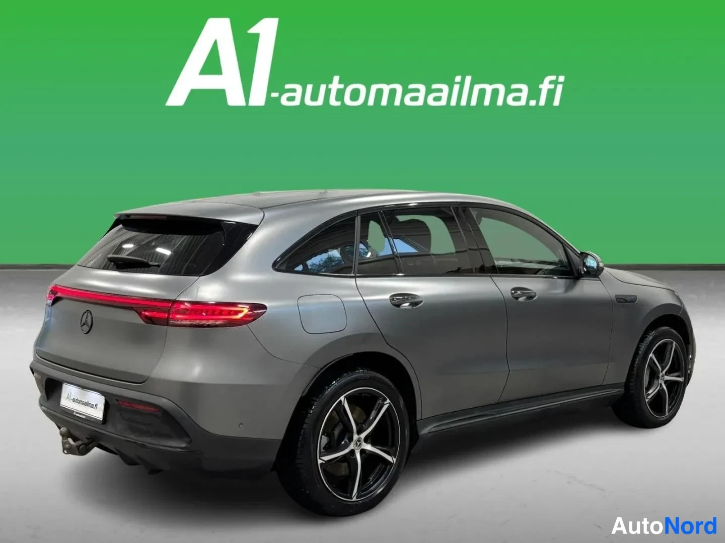 Takaviisto: Auto takaviistolta vasemmalta: harmaa korikin, tummat viisiosaiset alumiinivanteet ja perävaunukytkimen alusrakenne näkyvät.