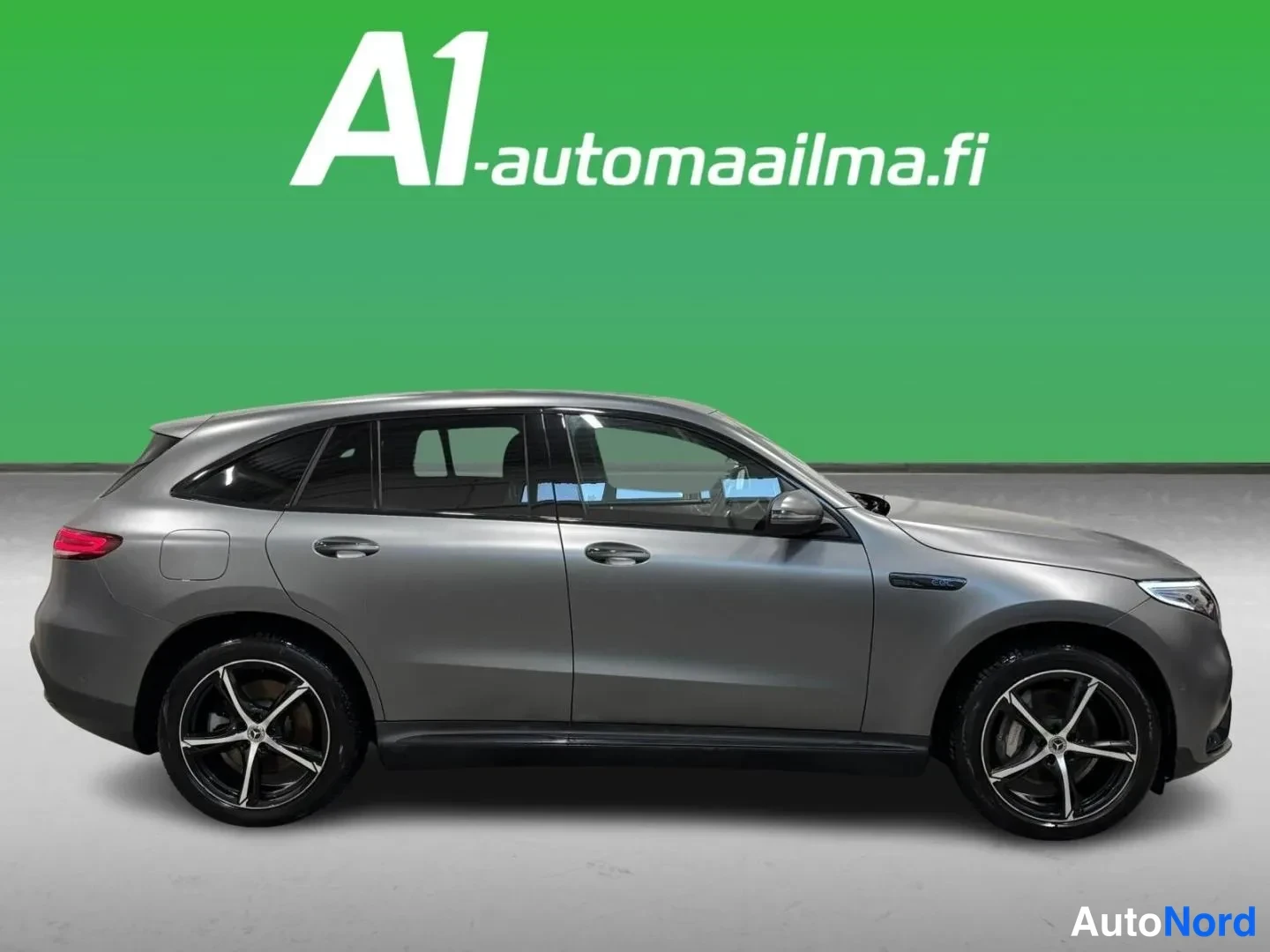 Sivulta: Auton vasen kylki sivusuunnassa: harmaa korikin, tummat ikkunat ja viisiosaiset alumiinivanteet.