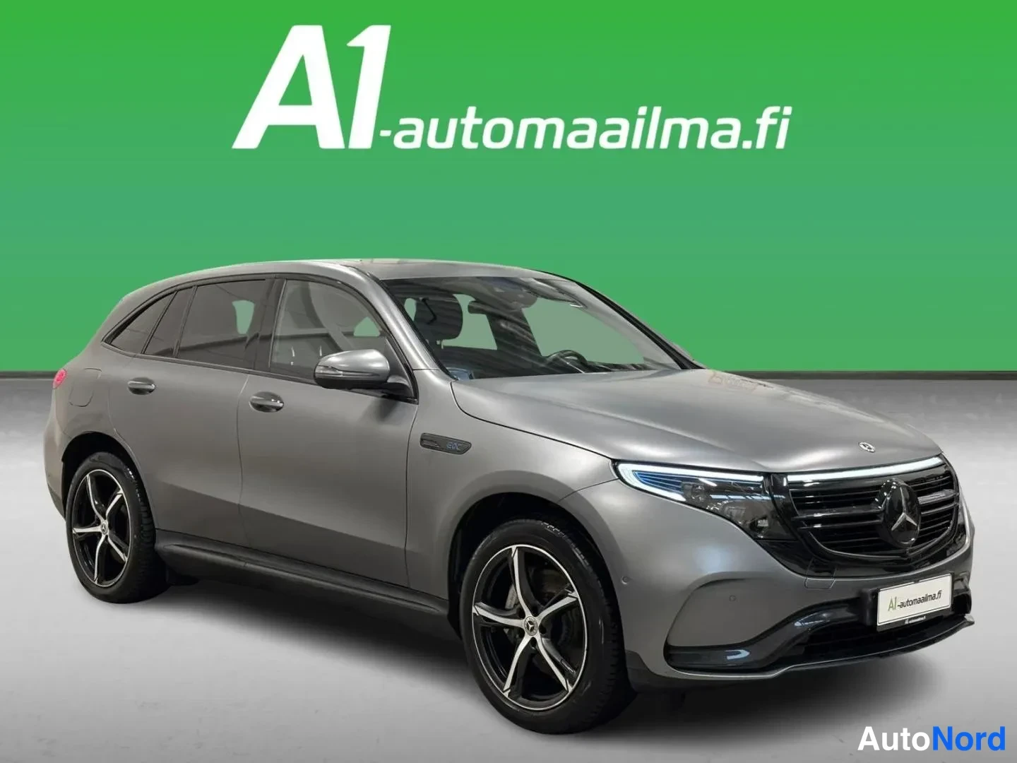 Etuviisto, nokka oikealle: Auto etuviistolta oikealta: harmaa korikin, musta etusäleikkö ja tummat viisiosaiset alumiinivanteet näkyvät.