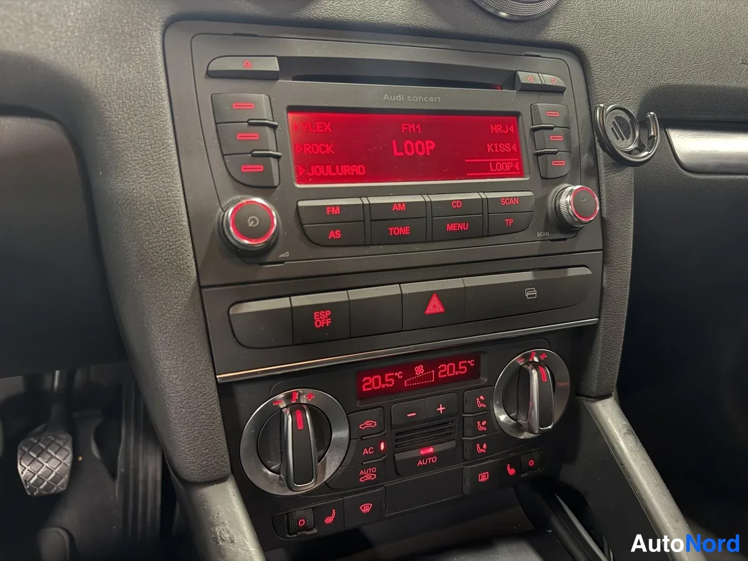 Muu: Audi concert -radiolla näkyy FM1-kanavalista (YLEX, ROCK, JOURURAD, LOOP) ja alla ilmastointipaneeli 20,5 °C.