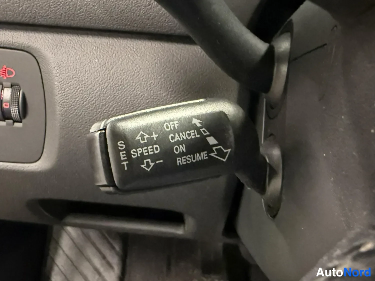 Muu: Vakionopeudensäätimen vivun merkinnät: SET SPEED, OFF, CANCEL, ON, RESUME ja +-säädöt.