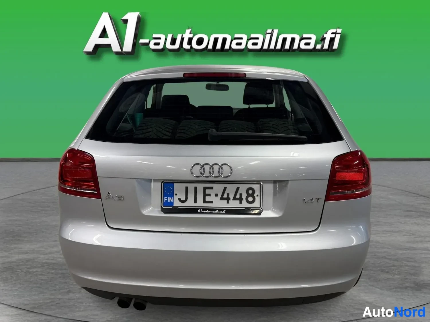 Takaa: Audi A3:n takaosa suoraan takaa; nelivalot, neliperä ja nelitunnus sekä -rekisterikilpi näkyvät.