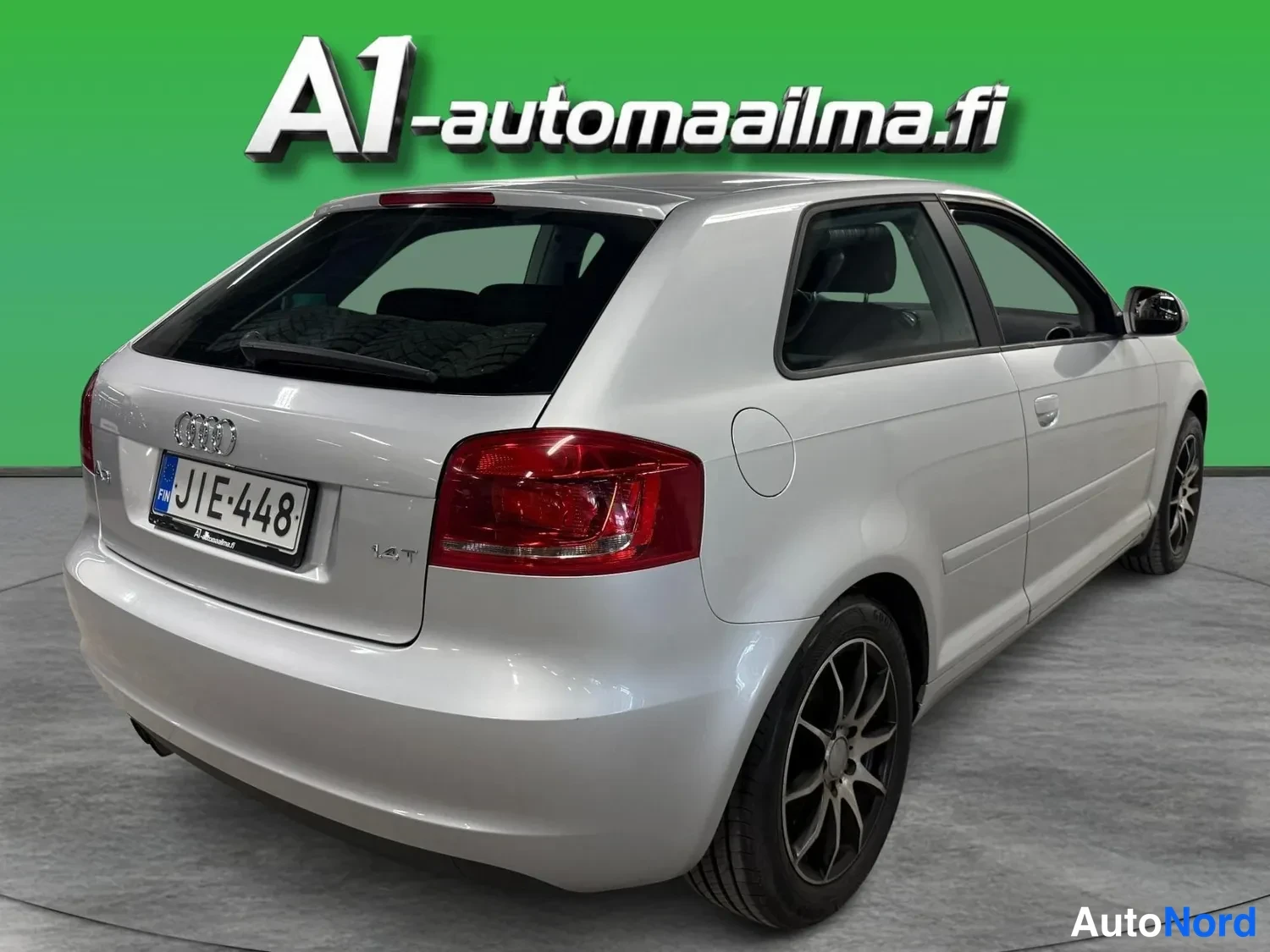Takaviisto: Audi A3 näkyy takaa sivulta; nelivalo, takaosa ja oikean sivun ovet sekä hybridivanteen rengas ovat näkyvissä.