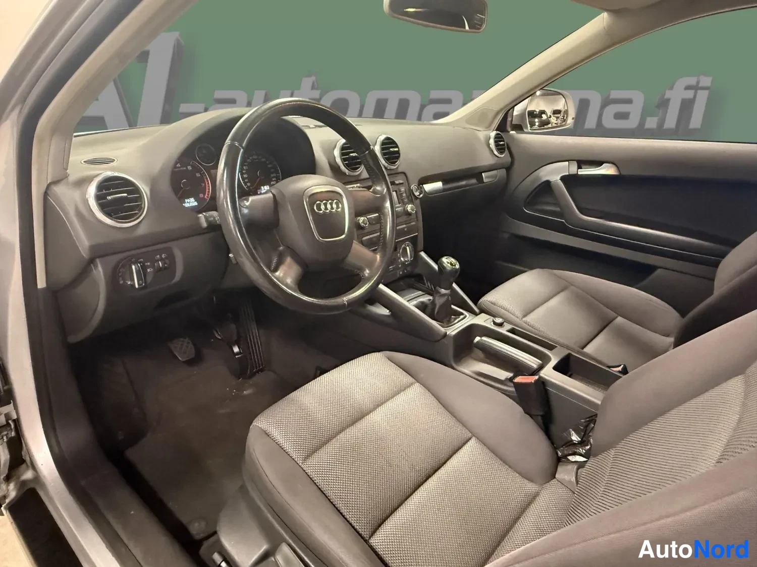 Muu: Audi A3:n ohjaamo näkyy kuljettajan puolelta: Audi-ohjauspyörä, mittaristo, keskikonsoli ja vaihtoehtoinen käsivaihtoehto.