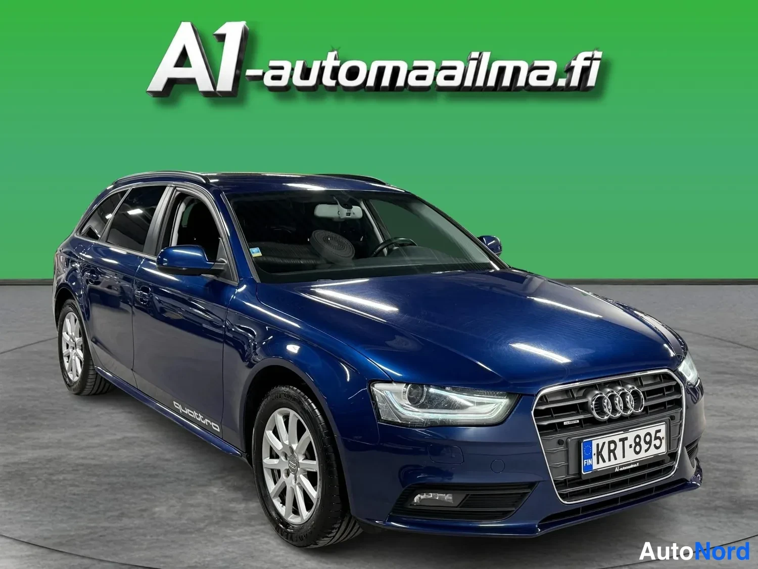 Etuviisto, nokka oikealle: Audi A4 Avant farmari tummansininen etuviisto oikealta, rekisteri.