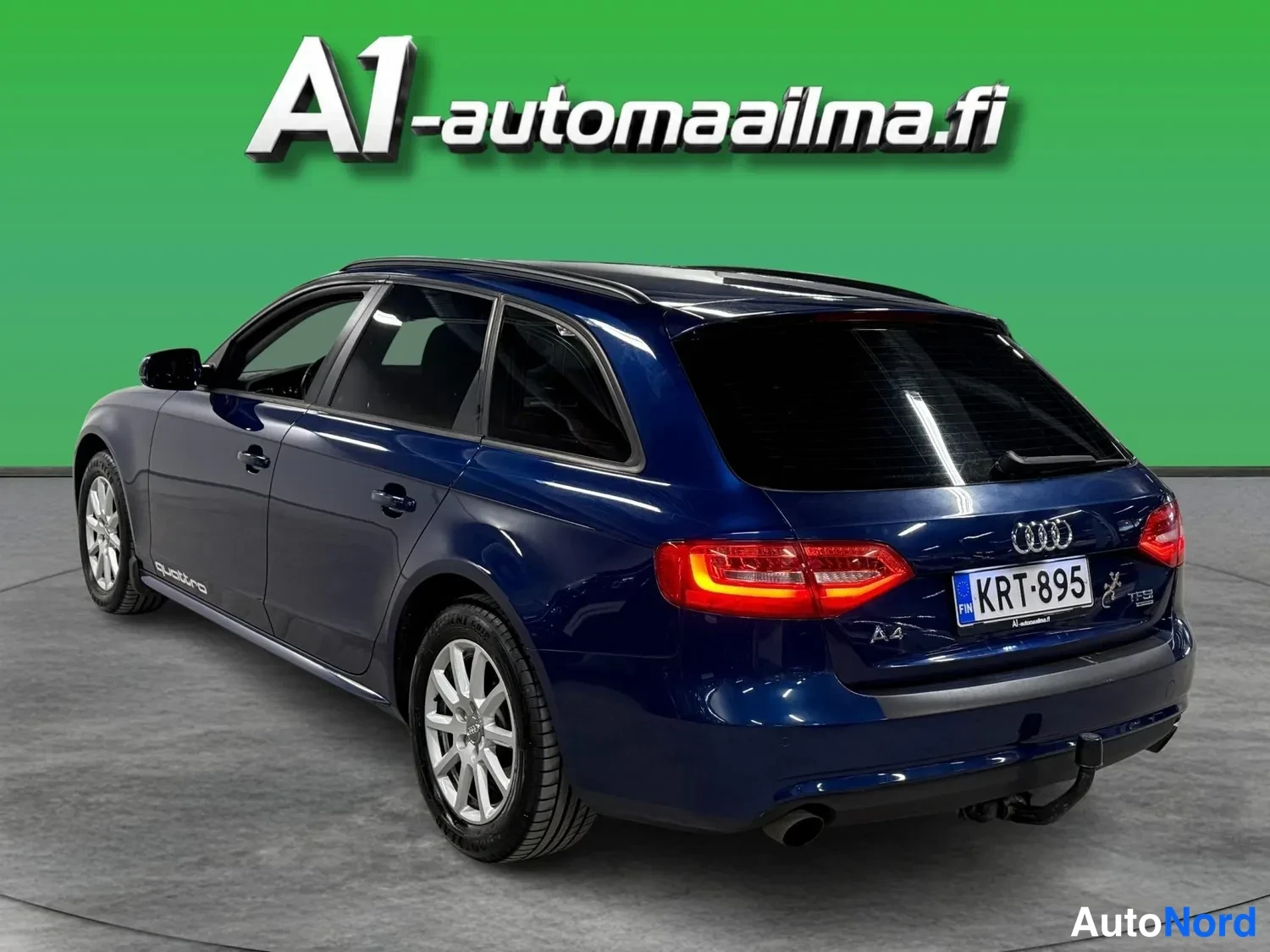 Takaviisto: Audi A4 Avant takaviisto vasemmalta, tummansininen kori, rekisteri ja A4-merkintä takaluukussa.