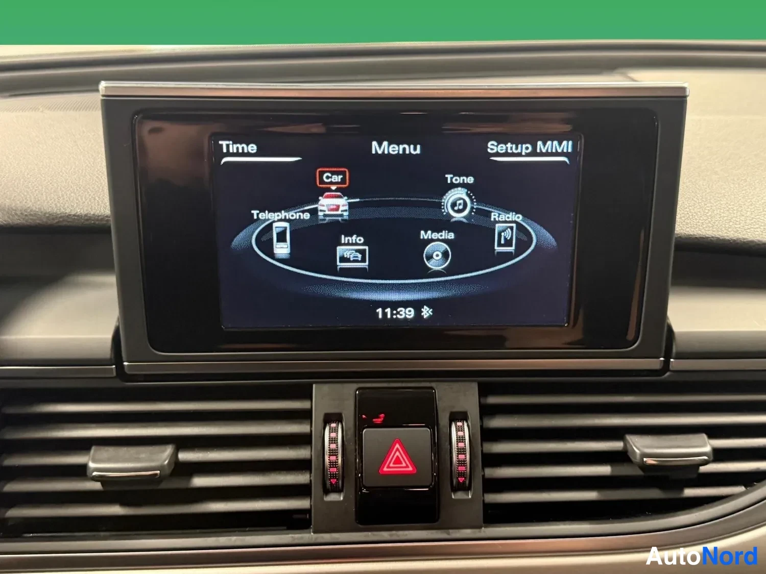 Muu: Keskikonsolissa ylhäällä kiinnitetty MMI-näyttö, valikossa Time, Menu, Setup MMI, Car, Telephone, Tone, Radio, Info, Media; kello 11:39, Bluetooth-merkki. Alla
