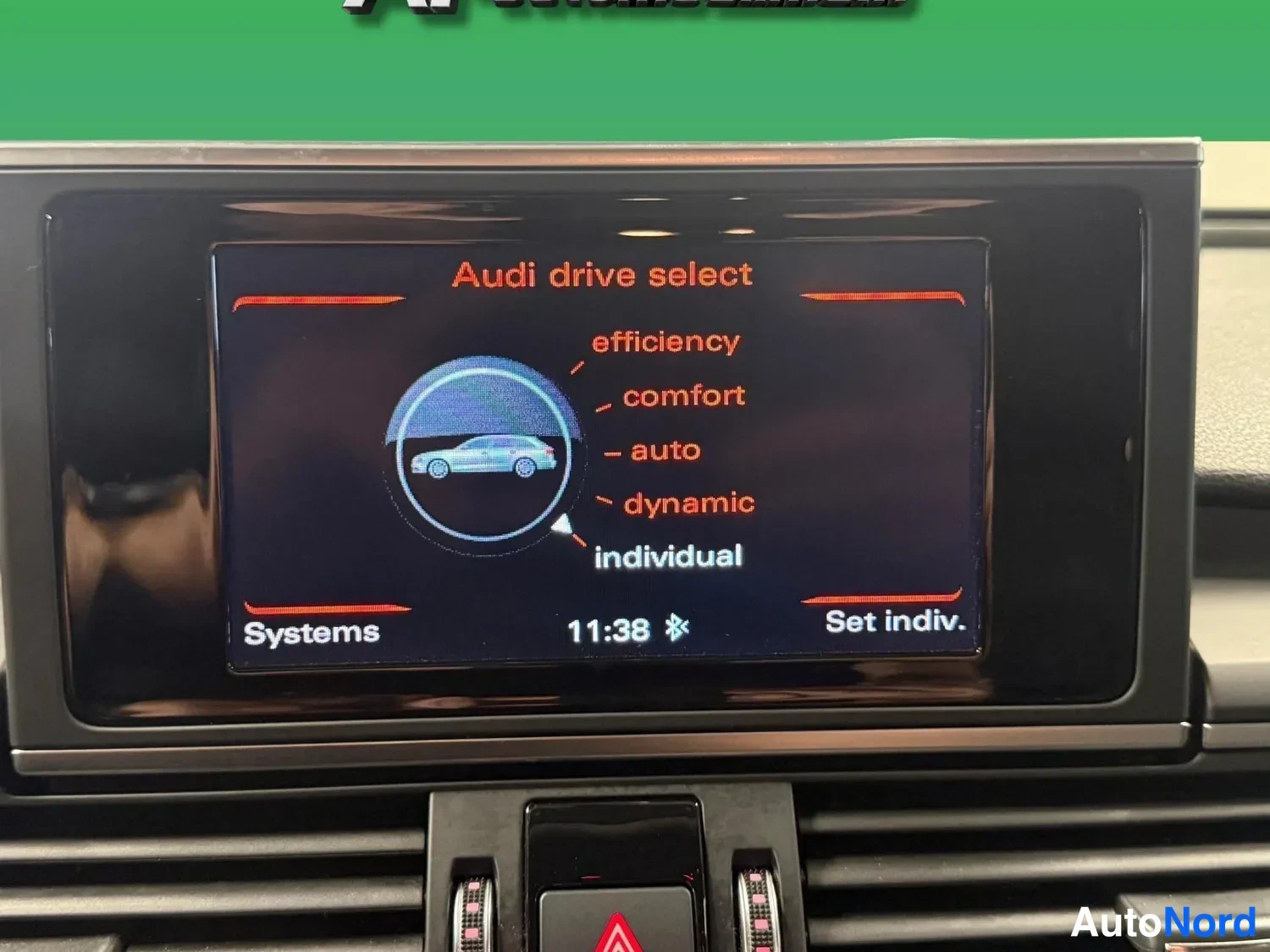 Muu: Kojelaudan näyttö, jossa Audi drive select -valikko ja vaihtoehdot efficiency, comfort, auto, dynamic ja individual.