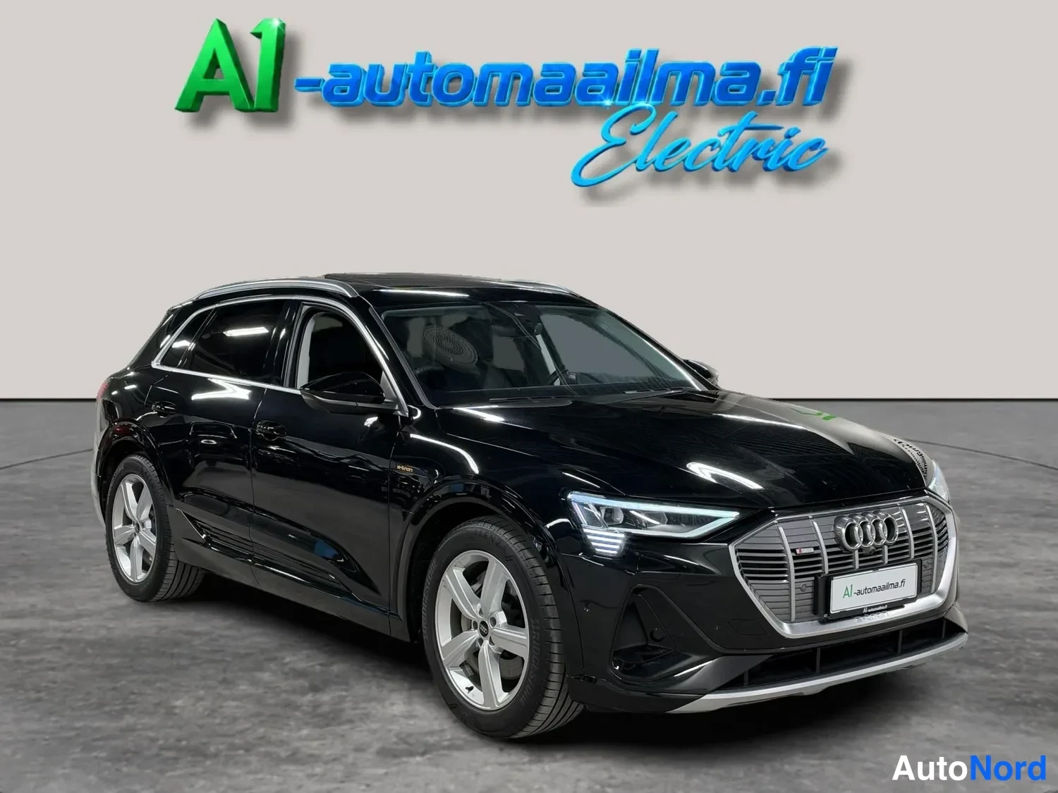 Etuviisto, nokka oikealle: Musta Audi e-tron -maasturin etukulmakuva