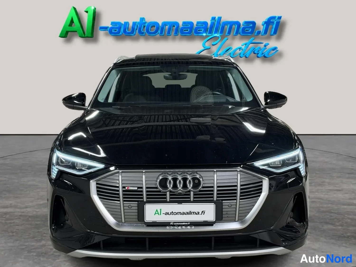 Edestä: Musta Audi e-tron -maasturin suora etukuva