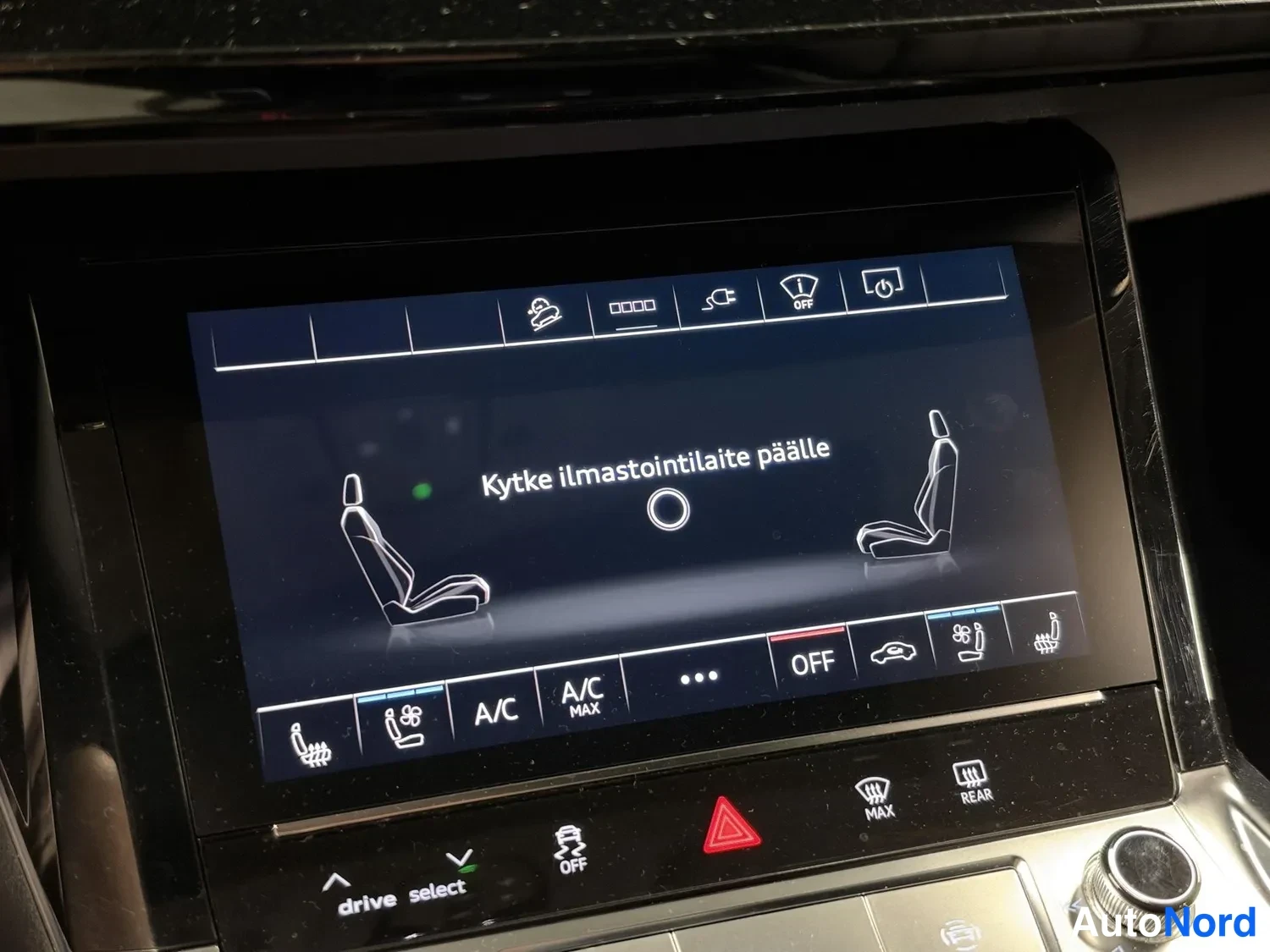 Muu: Keskikonsolin alanäyttö näyttää ilmastointilaitteen käynnistyskehotteen ja A/C-painikkeet.