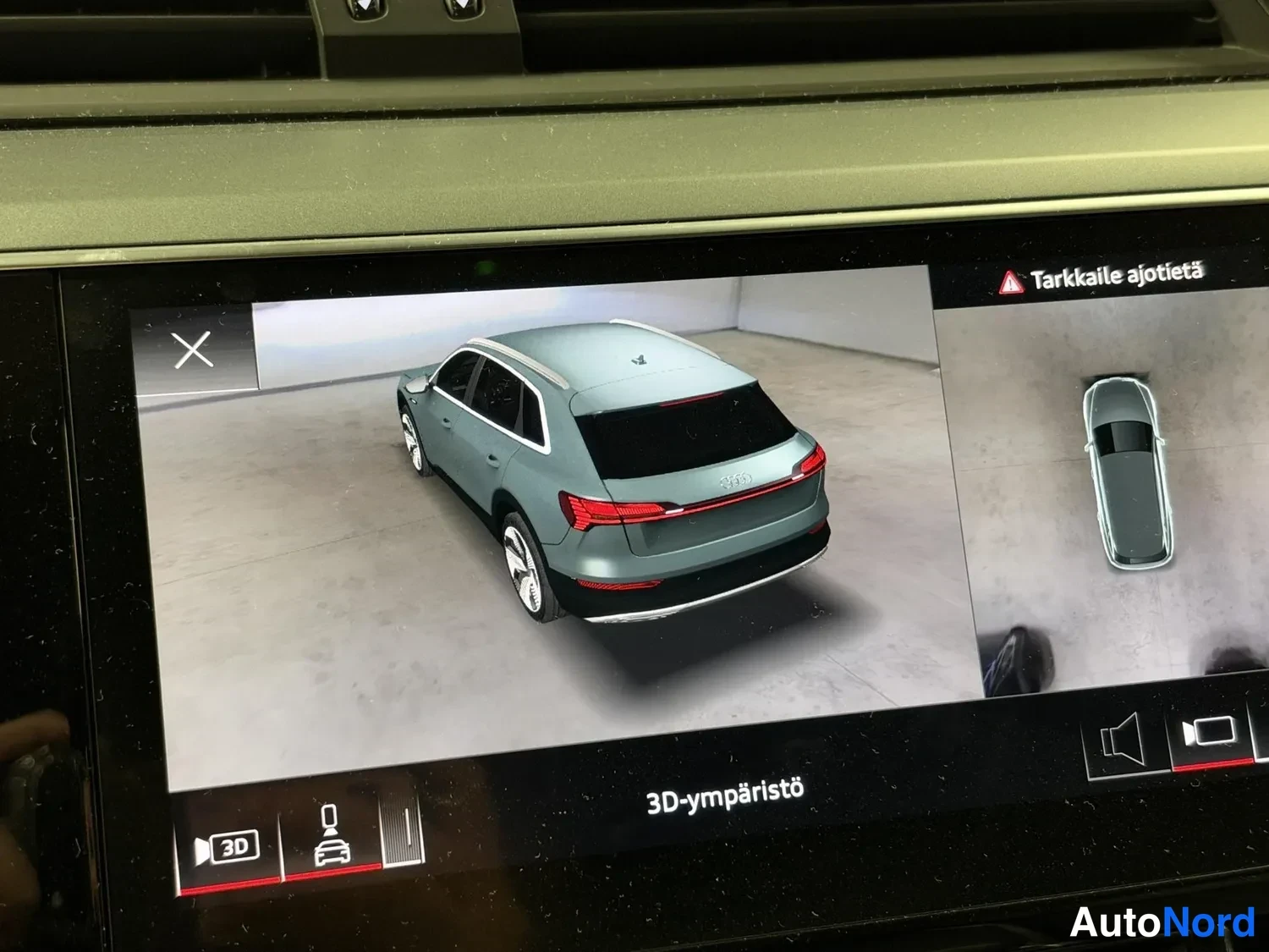 Muu: Kojeiston näyttö näyttää 3D-ympäristö-näkymän auto ja tarkkaile ajotietä -ilmaisin.