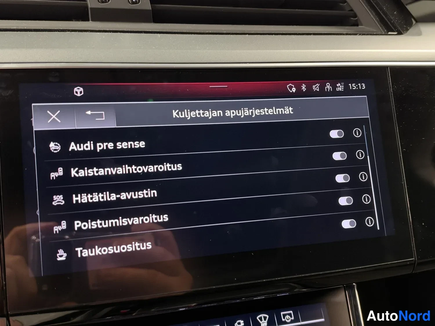 Muu: Näyttö näyttää Kuljettajan apujärjestelmät-valikon, jossa on Audi pre sense, Kaistanvaihtovaroitus, Hätätila-avustin, Poistumisvaroitus ja Taukosuositus.
