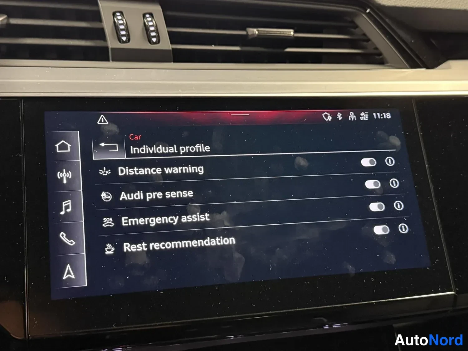 Muu: Kojelaudan kosketusnäyttö, jossa Auton asetusvalikko: Distance warning, Audi pre sense, Emergency assist ja Rest recommendation.