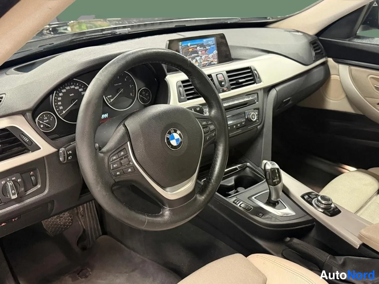 Muu: Ohjaamo, BMW-ohjauspyörä, keskikaluste ja avonäyttö.