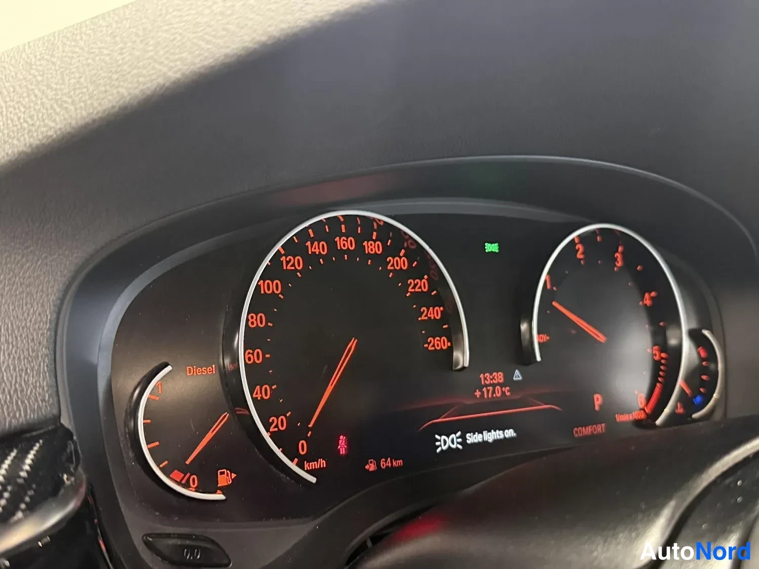 Muu: Kojetaulun mittaristo: nopeusmittari asteikolla 0-260 km/h, polttoainemittariDiesel-merkinnällä ja kierroslukumittari, näytössä teksti 'Side lights on.' ja luke