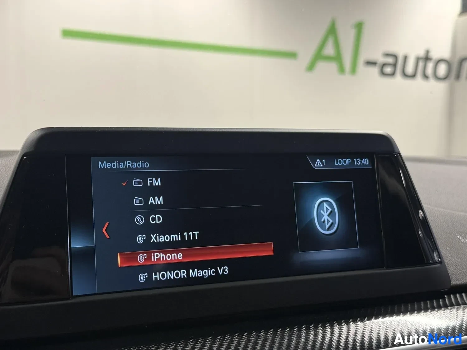 Muu: Auton keskikonsolin näyttö Media/Radio-valikossa: FM, AM, CD sekä Bluetooth-laitteet Xiaomi 11T, iPhone ja HONOR Magic V3.