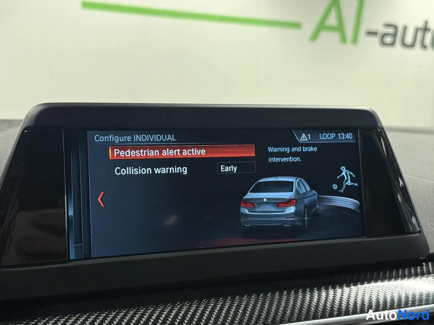 Muu: Auton keskikonsolin näyttö Configure INDIVIDUAL -valikossa: Pedestrian alert active ja Collision warning Early -asetus, oikealla varoituskuva autoa ja jalankulk