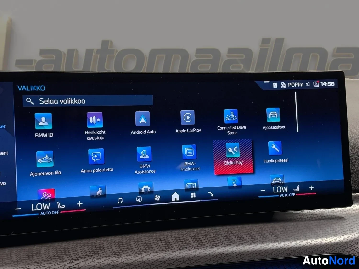 Muu: Auton infotainment-näytön VALIKKO-näkymä, jossa näkyvät mm. Android Auto, Apple CarPlay, BMW ID ja Digital Key.