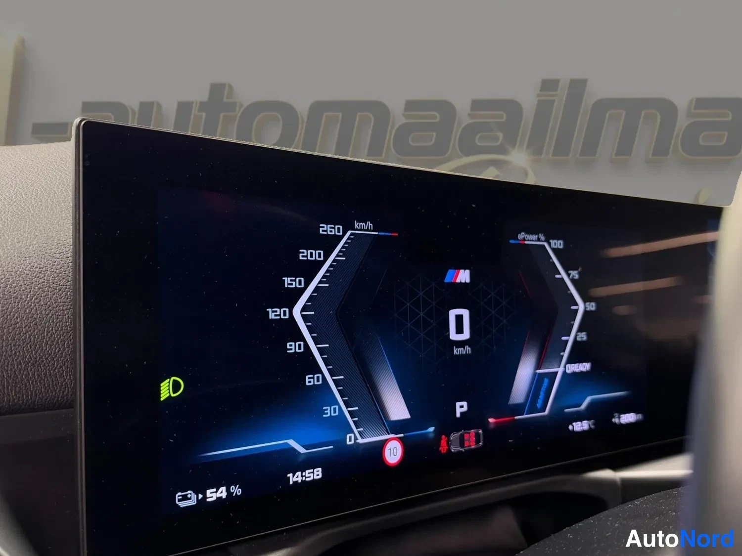 Muu: BMW:n kuljettajan mittarinäyttö, joka näyttää 0 km/h nopeuden, P-vaihteen, 54 % akkutason ja 14:58 kellonajan.