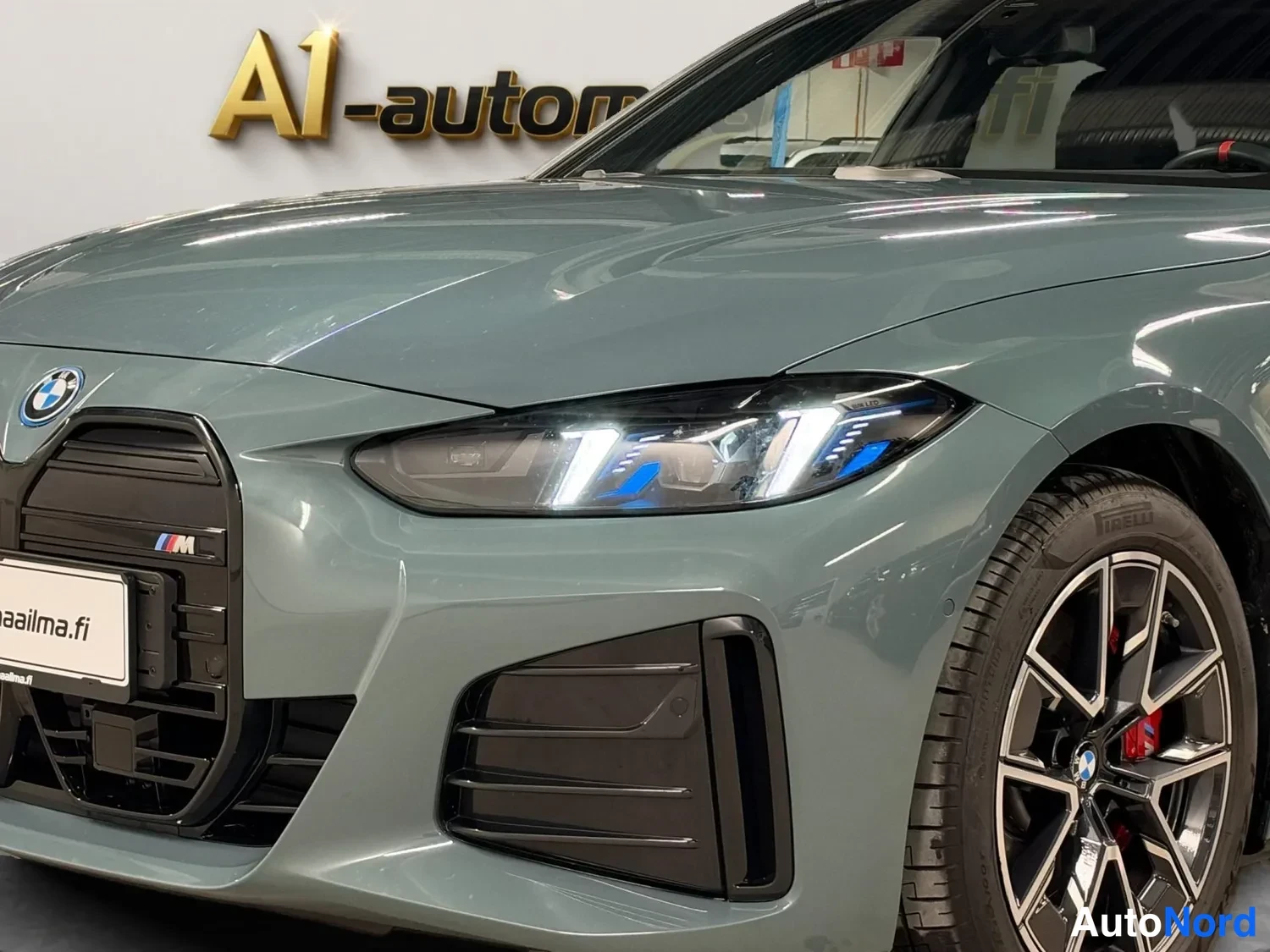 Etuviisto, nokka vasemmalle: Etunäyttö: BMW:n etukonepelti ja LED-ajovalo sekä musta etuspoileri ja osa kevytmetallivanteesta punaisin jarrusatuloin.