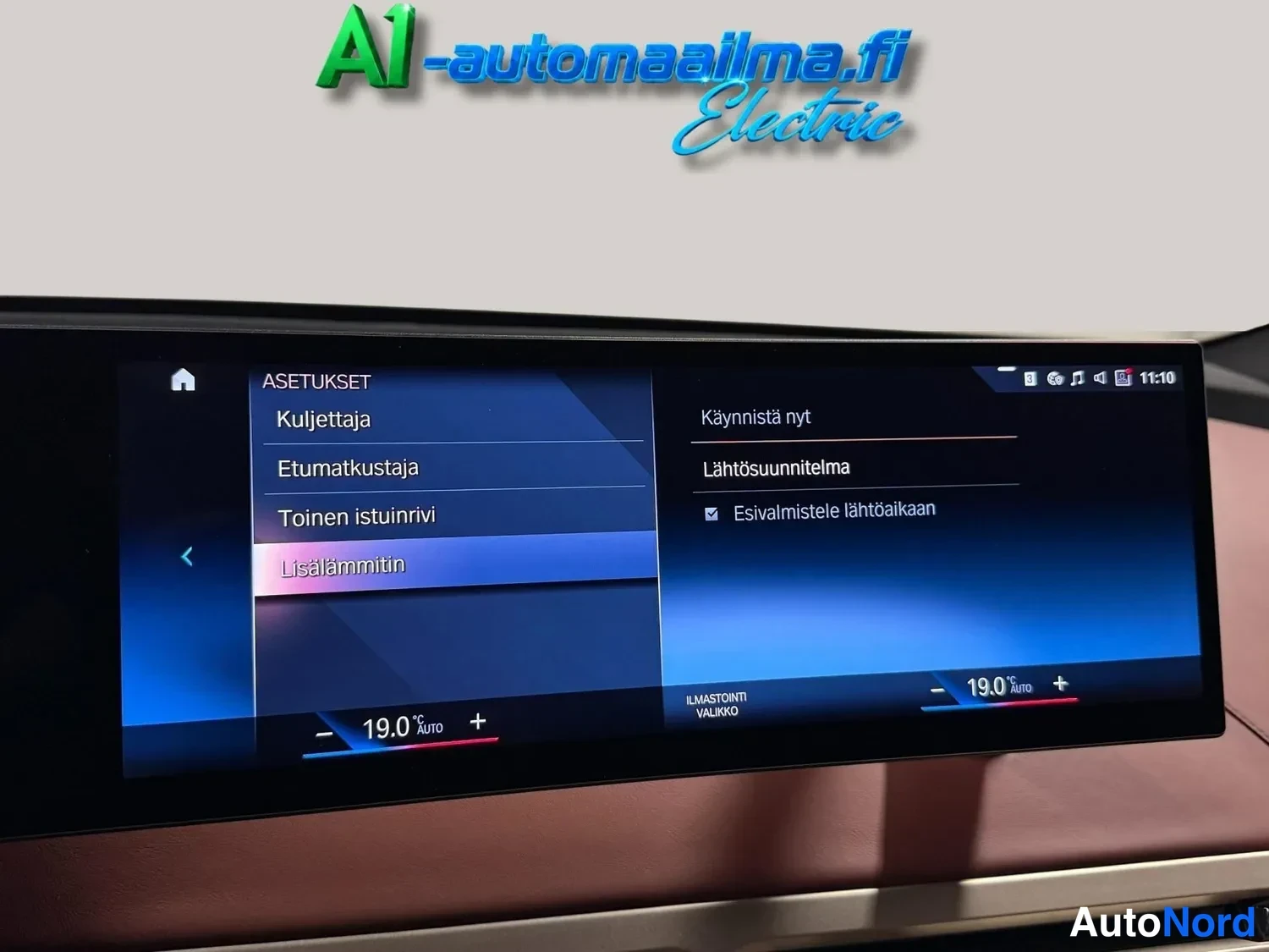 Muu: Auton infotainment-näytöllä asetusvalikko: Kuljettaja, Etumatkustaja, Toinen istuinrivi ja Lisälämmitin valittuna, oikealla lähtösuunnitelma ja Esivalmistele lä