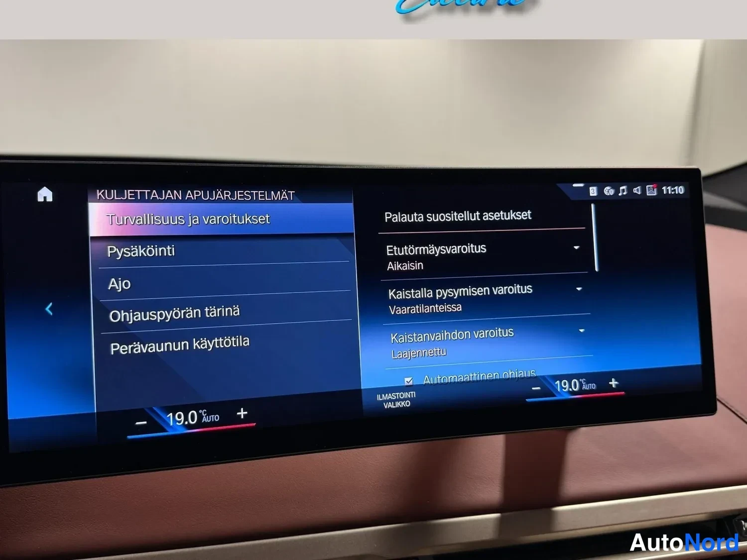 Muu: Auton infotainment-näytöllä kuljettajan apujärjestelmien valikko: Turvallisuus ja varoitukset, Pysäköinti, Ajo, Ohjauspyörän tärinä, Perävaunun käyttötila; oike