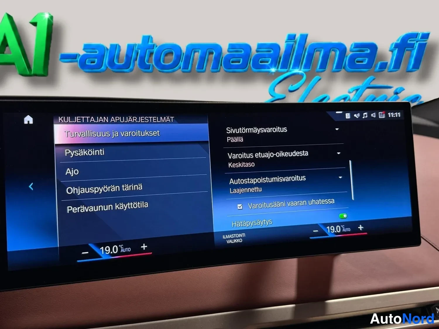 Muu: Auton infotainment-näytöllä samat apujärjestelmävalikot jatkuvin kohdin: Sivutörmäysvaroitus päällä, Varoitus etuajo-oikeudesta keskitaso, Autostapoistumisvaroi