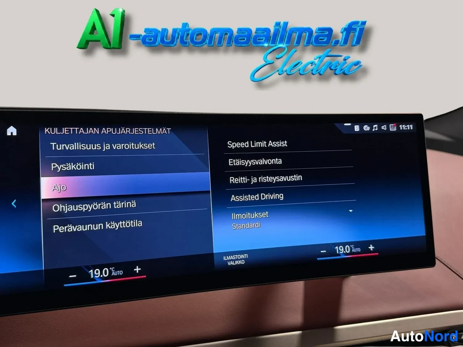 Muu: Auton infotainment-näytöllä valikossa Ajo valittuna, oikealla Speed Limit Assist, Etäisyysvalvonta, Reitti- ja risteysavustin, Assisted Driving sekä Ilmoitukset
