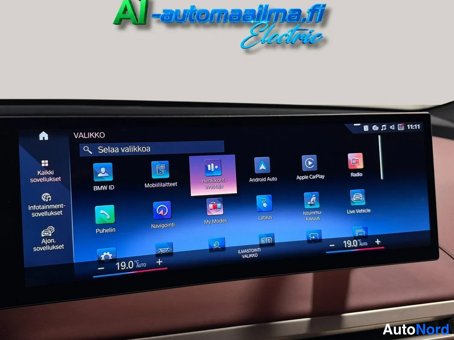 Yksityiskohta: Auton infoviihdenäytön VALIKKO-näkymä sovelluksilla kuten Apple CarPlay, Android Auto, Navigointi ja Radio, ilmastointi asetettu 19,0 asteeseen.