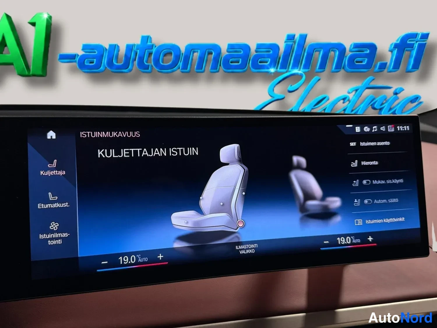Yksityiskohta: Näytön ISTUINMUKAVUUS-näkymä kuljettajan istuimen asetuksilla, kuten hieronta, mukavuuslisäkäynti ja automaattisäätö.