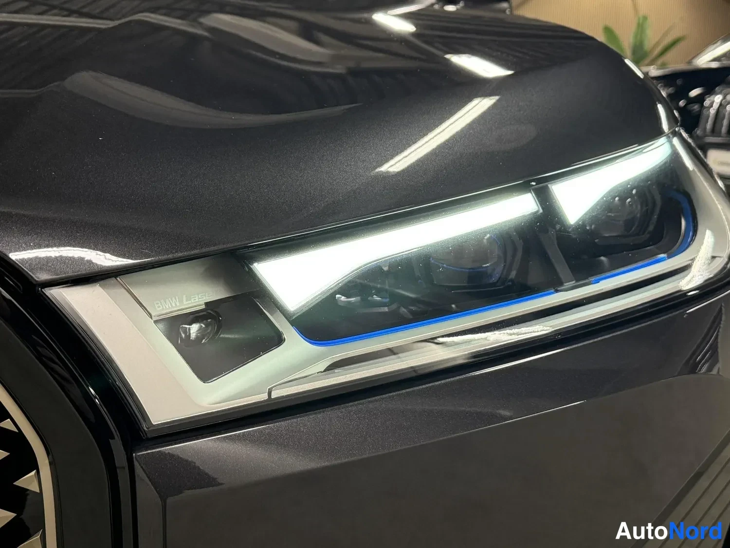 Muu: Etummainen ajovalaisin lähikuvassa, teksti BMW Laser luettavissa, sininen laservaloelementti.