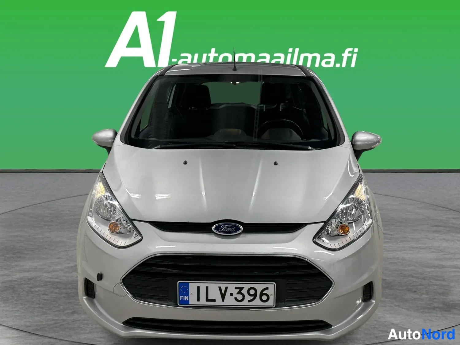 Edestä: Hopeanvärinen Ford B-Max suoraan edestä kuvattuna, rekisteritunnus.