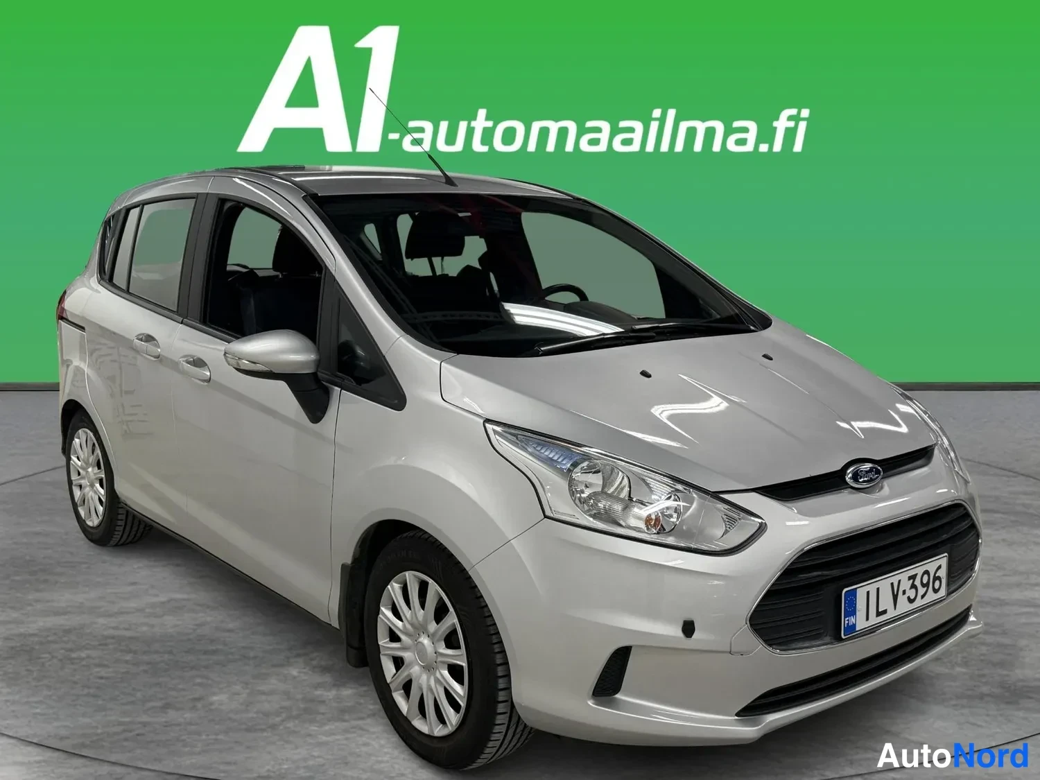 Etuviisto, nokka oikealle: Hopeanvärinen Ford B-Max edestä oikealta kuvattuna, rekisteritunnus.