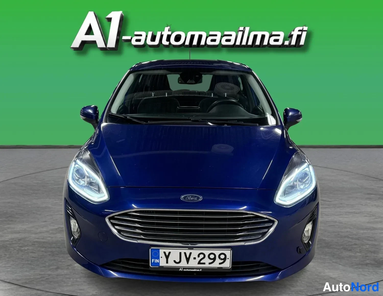 Edestä: Sinisen Ford Fiestan etunäkymä, rekisteritunnus.