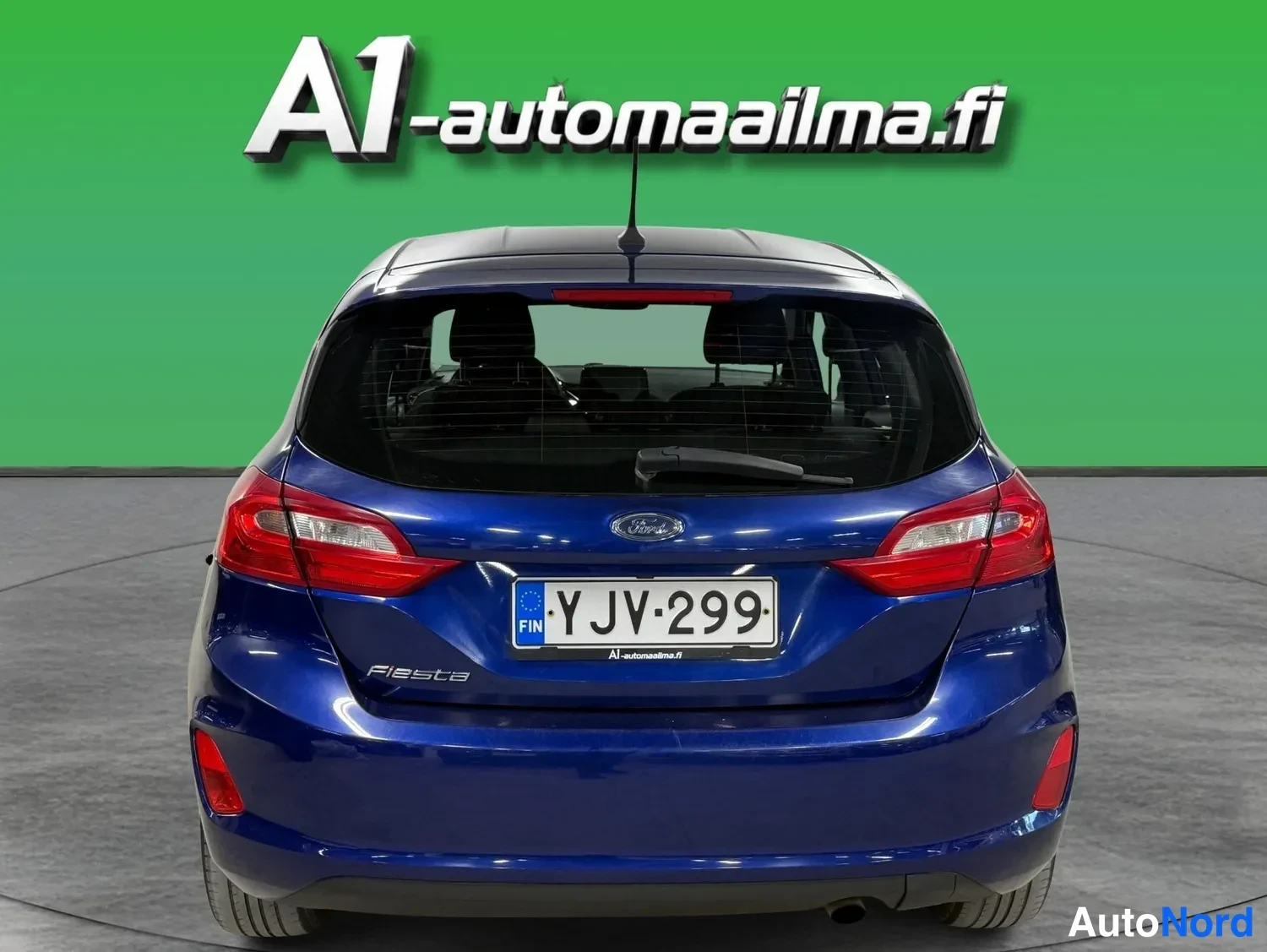 Takaa: Ford Fiesta takaa kuvattuna sinisenä, takavaloissa ja rekisterikilpi näkyvissä.