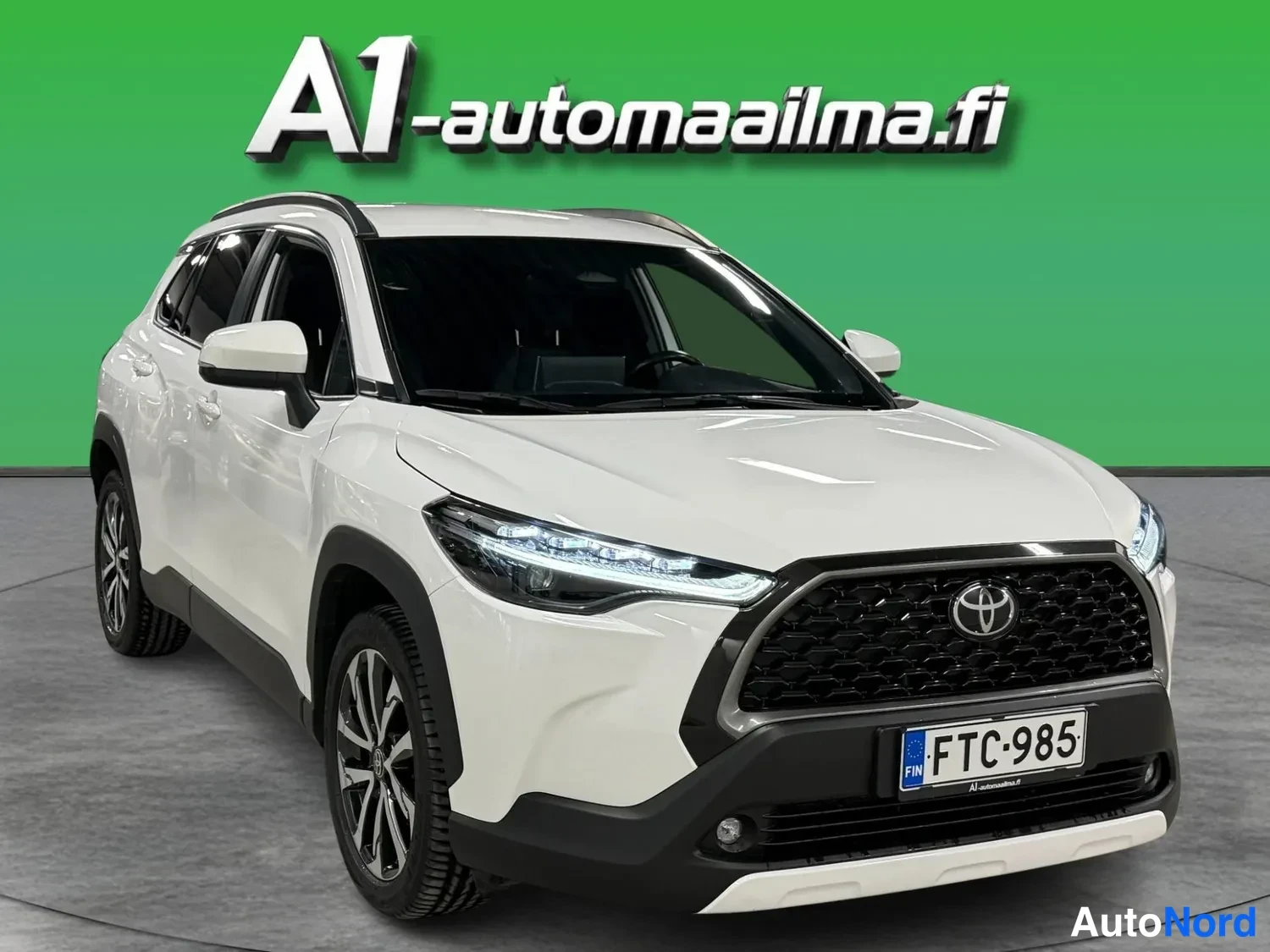 Etuviisto, nokka oikealle: Toyota Corolla Cross 1.8 Hybrid Active Plus Autom 2024
