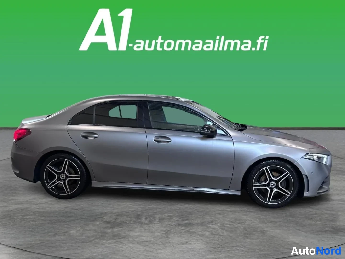 Etuviisto, nokka oikealle: Mercedes-Benz A-sarjan sedan hopeanharmaana sivusta etukulmasta oikeaan; viisikantavanteet.