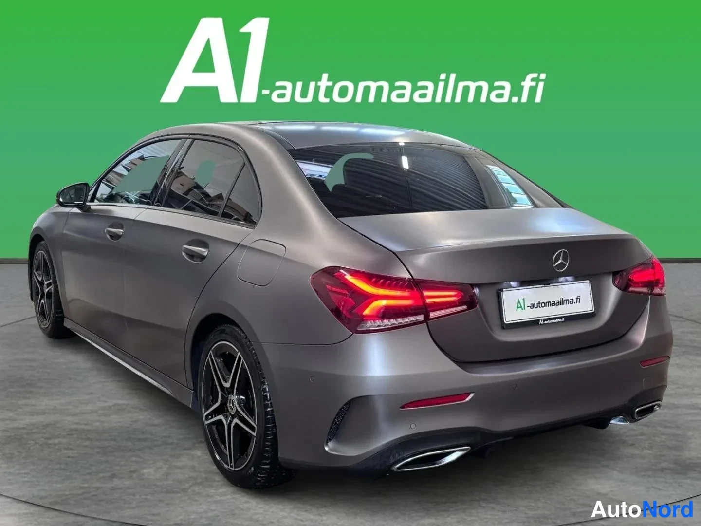 Takaviisto: Mercedes-Benz A-sarjan sedan takaviistosta vasemmalta, harmaa kori, kaksoispakoputket.