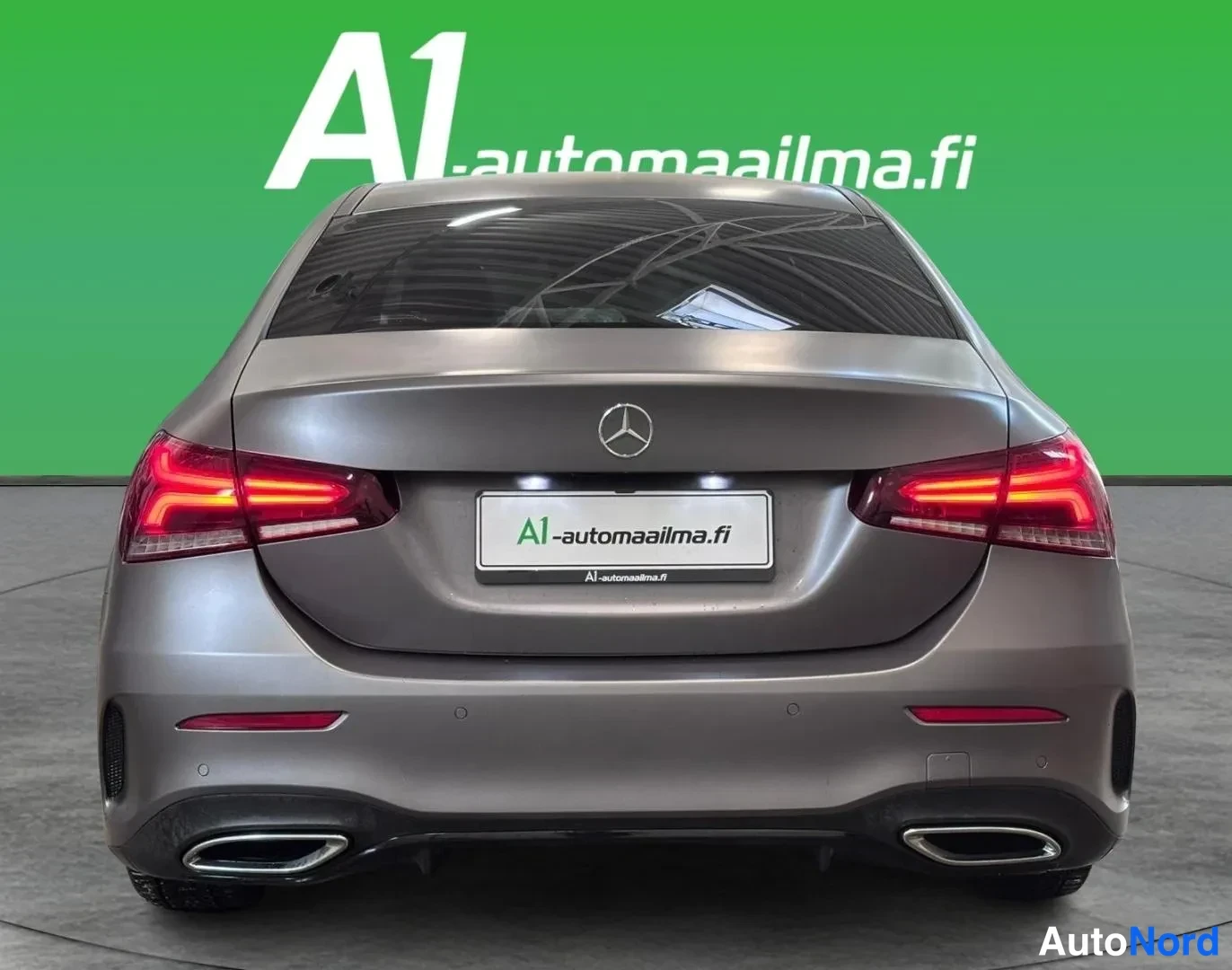 Takaa: Auton takaosa suoraan takaa: Mercedes-tähti, takavalot, rekisterikilven paikalla A1-automaailma.fi-kyltti ja kaksi pakoputkea.