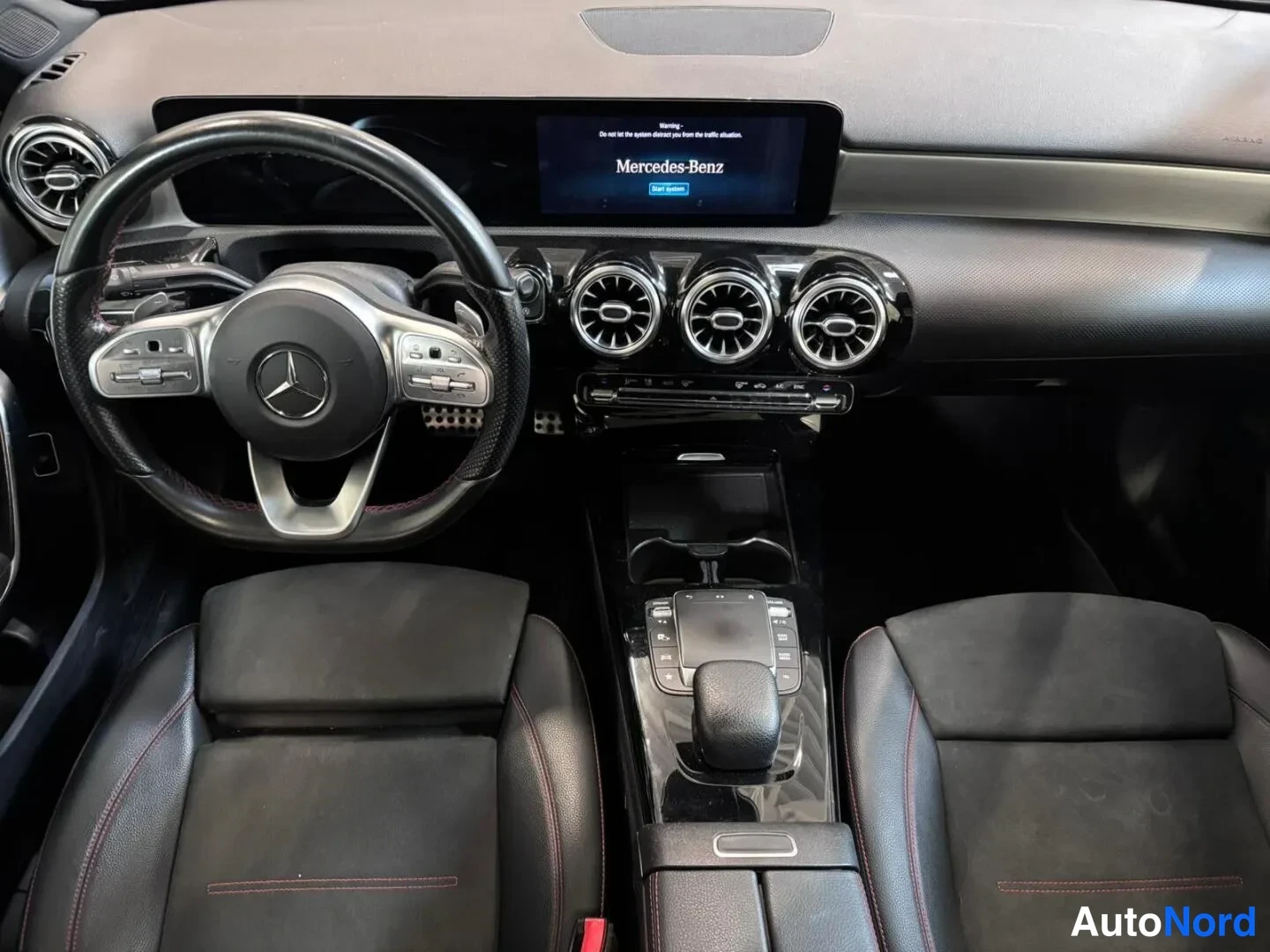 Muu: Ohjaamo Musta sisusta: Mercedes-Mercedes-Mercedes-Benz-ohjaamo, joka on Mercedes-Benz-ohjaamo, jossa on tumma kojelauta, monipaneelinen etutus ja Mercedes-Merce