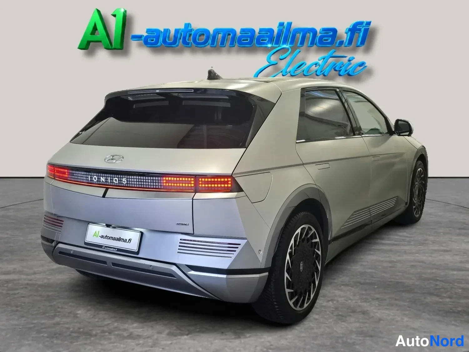 Takaviisto: Hyundai Ioniq 5 takaviistosta oikealta; vaaleanhopea korirakenne ja suuret kevytmetallivanteet