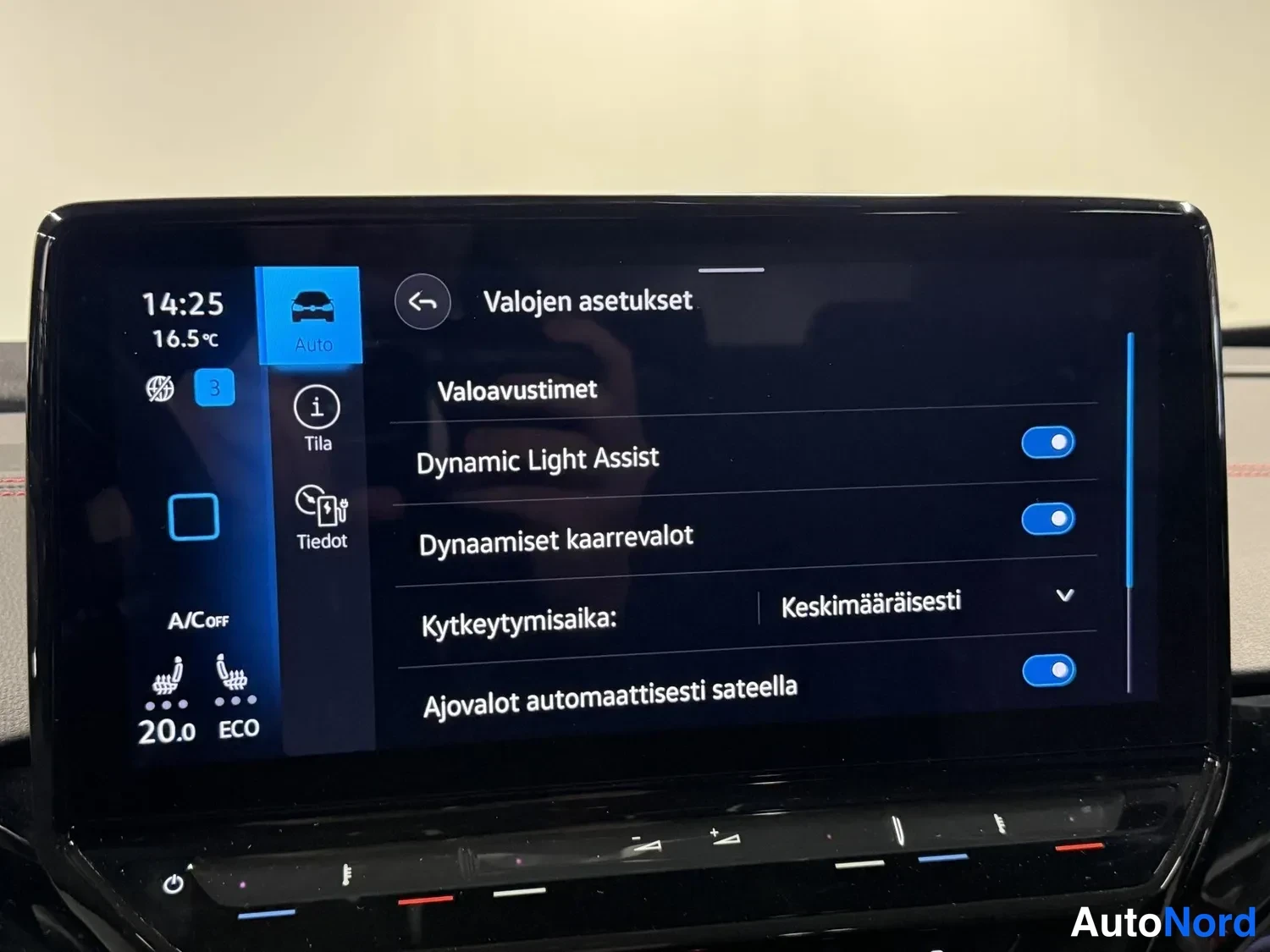 Muu: Auton kosketusnäytön asetusnäkymä 'Valojen asetukset' valaistu; näkyvät vaihtoehdot Dynamic Light Assist, Dynaamiset kaarrevalot ja Ajovalot automaattisesti sat