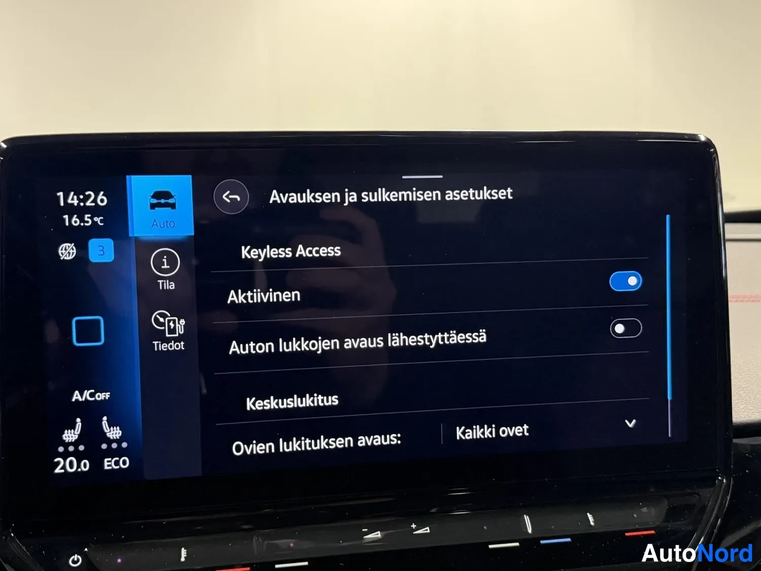 Muu: Kosketusnäyttö näyttää valikkoa 'Avauksen ja sulkemisen asetukset': Keyless Access on aktiivinen, auton lukkojen avaus lähestyttäessä pois päältä ja ovien lukit