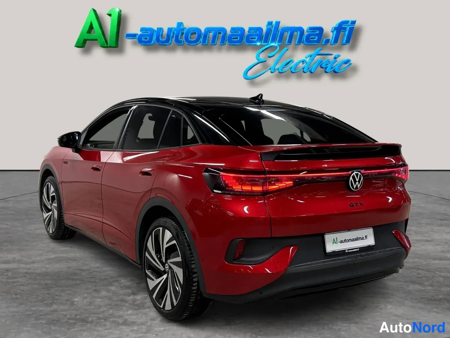 Takaviisto: Punaisen Volkswagenin takaosa oikealta kuvattuna; läpijuoksevat takavalot ja GTX-korostus näkyvät, musta katto.