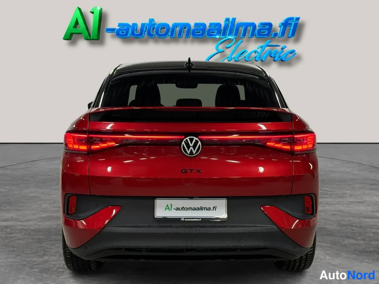 Takaa: Punanainen Volkswagenin takaosa suoraan takaa: kokonaan poikki kulkevat takavalot, VW-merkki ja GTX-merkintä, musta kattospoileri.